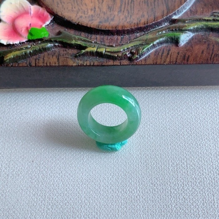 แหวนหยกนิ้วโป้ง สวยมาก 1.9cm