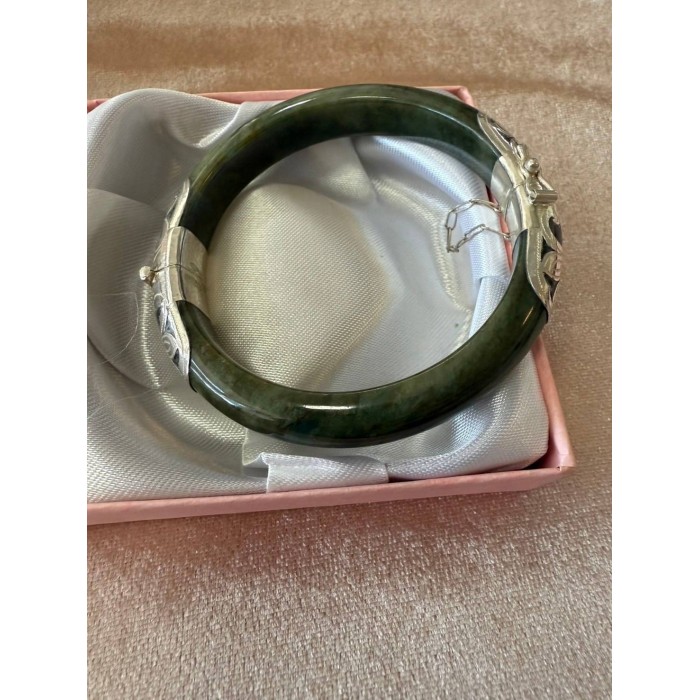 Premium jade bracelet, imported from Beijing, specially made to order with an open design, with real silver inserts.
